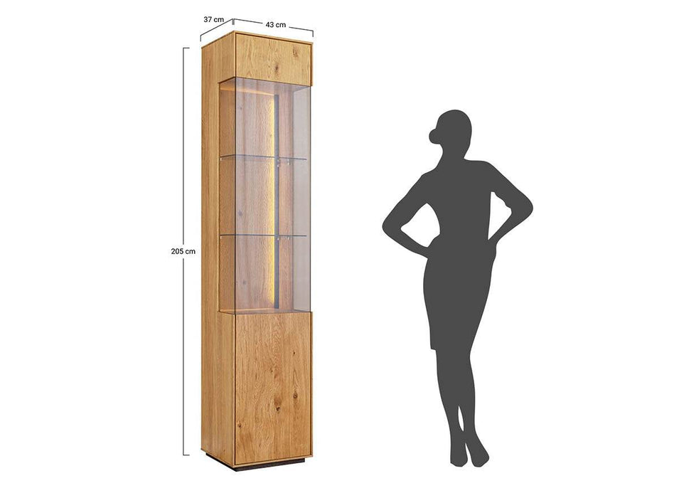 Beleuchtete Standvitrine Collodi aus massiver Eiche mit Rückwand in grober Holzstruktur -