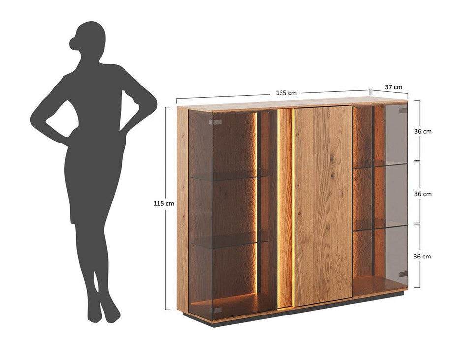 Beleuchtete Vitrinen Kommode Collodi aus massiver Eiche mit Rückwand in grober Holzstruktur -