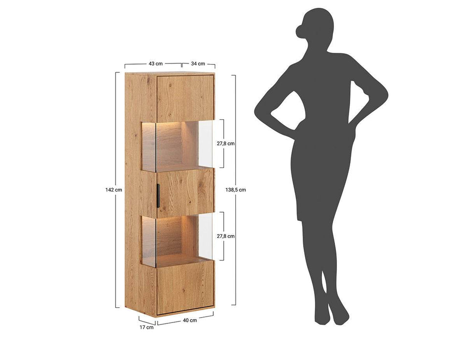 Beleuchtete Hängevitrine aus massiver Eiche | Vitrine Tirano I mit Rückwand in grober Holzstruktur -