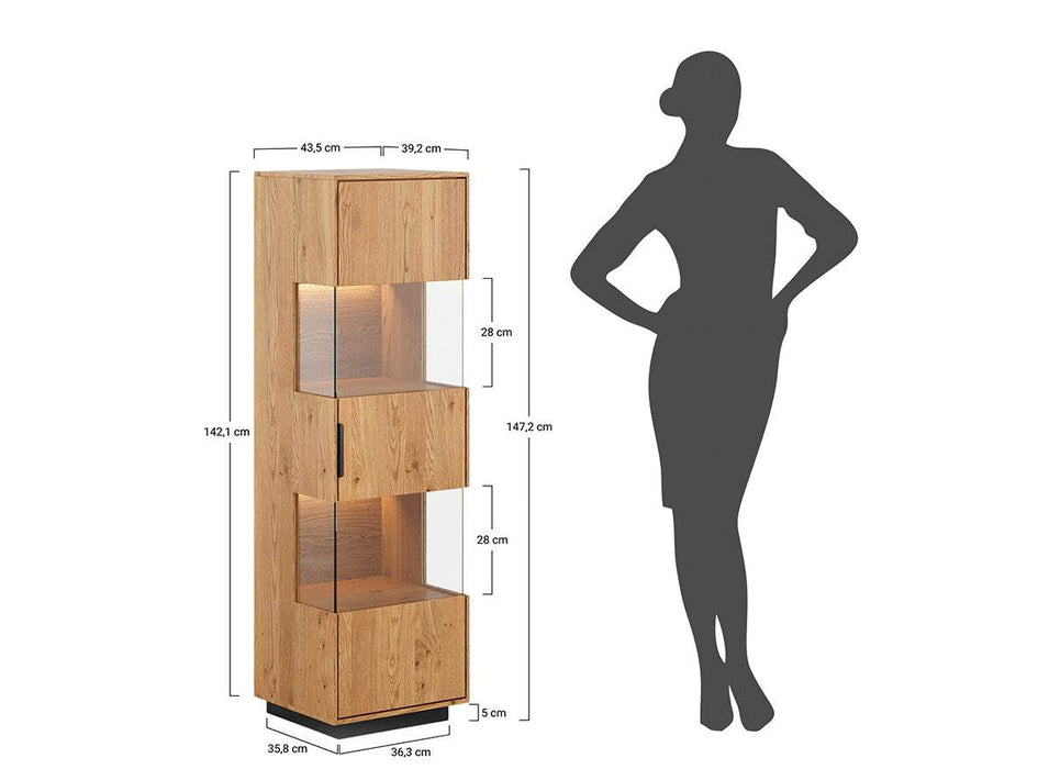 Beleuchtete Standvitrine aus massiver Eiche mit Hirnholz | Vitrine Tirano III mit Rückwand in grober Holzstruktur -