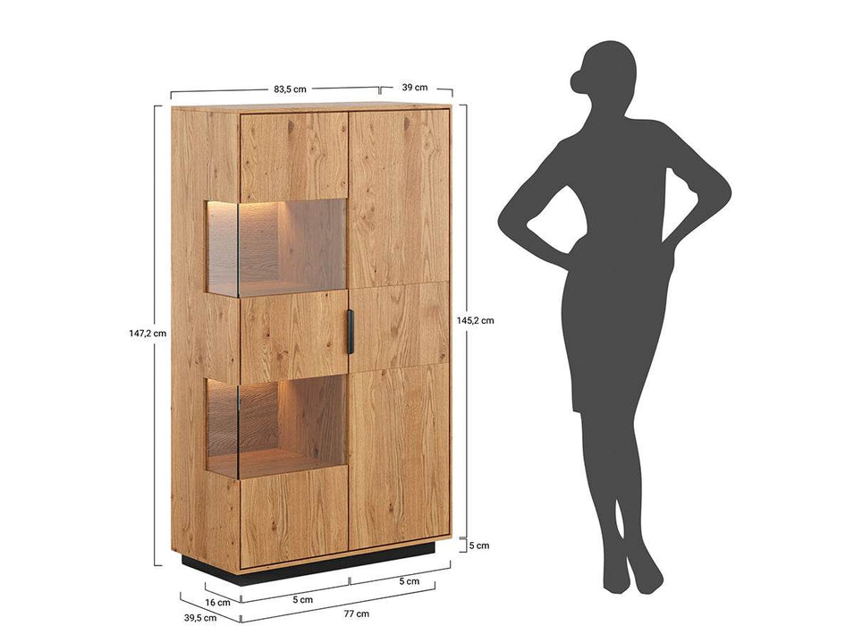 Beleuchtete Standvitrine aus massiver Eiche mit Lamellen | Wohnzimmerschrank Tirano II mit Rückwand in grober Holzstruktur -
