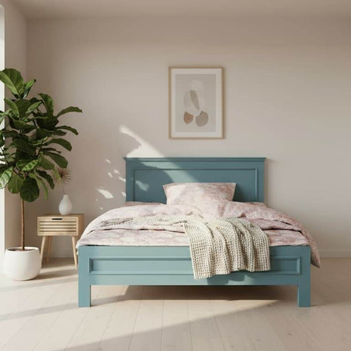 Elegantes-Bett-aus-Massivholz-im-Landhausstil-nachttisch-pflanze-sonne-links