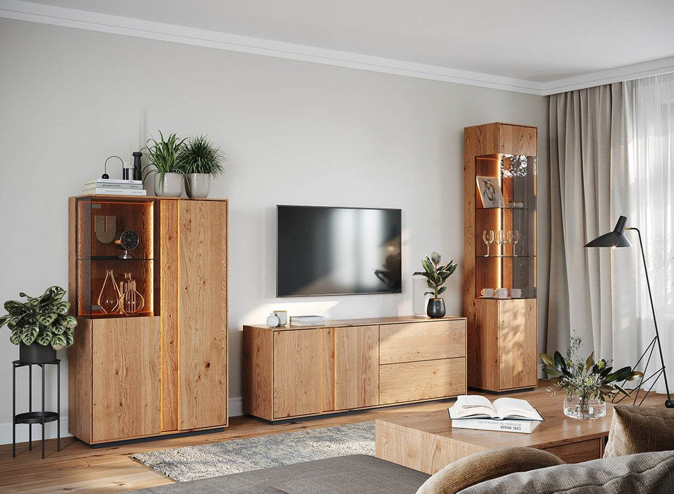 Beleuchtete Standvitrine Collodi aus massiver Eiche mit Rückwand in grober Holzstruktur -