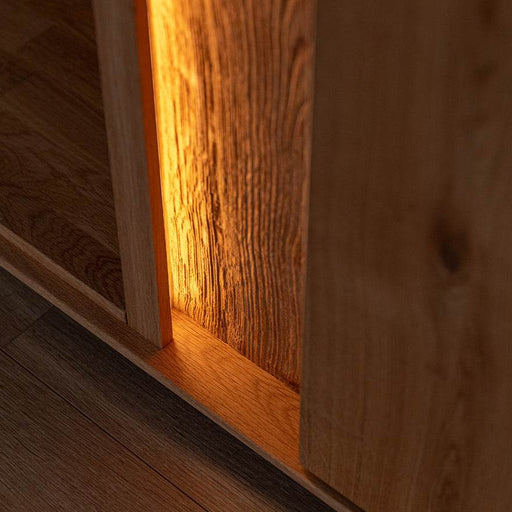 Beleuchtetes TV-Board Collodi aus massiver Eiche mit grober Holzstruktur und Schaukasten - 165
