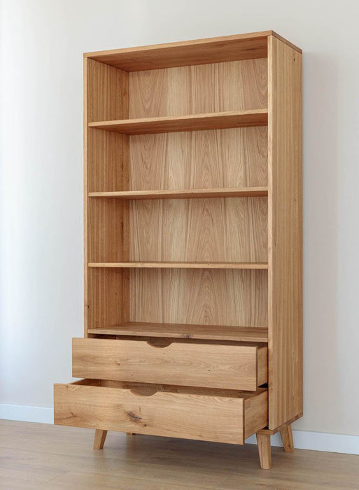 Minimalistisches Regal aus geölter Wildeiche | Skandi Bücherschrank Simona mit zwei Schubladen -