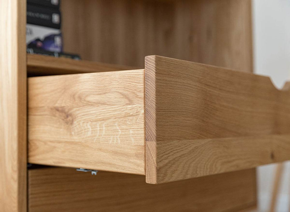 Minimalistisches Regal aus geölter Wildeiche | Skandi Bücherschrank Simona mit zwei Schubladen -