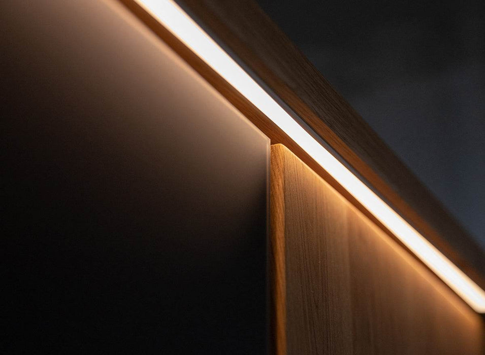 Moderner Kleiderschrank aus massiver Eiche | Beleuchteter Schrank Ravello 4 mit Glastür -