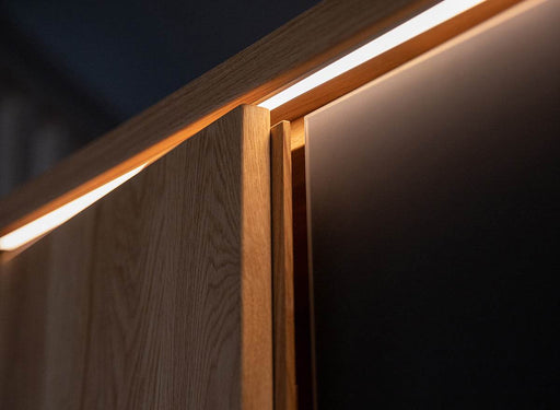 Moderner Kleiderschrank aus massiver Eiche | Beleuchteter Schrank Ravello 3 mit Glastür -