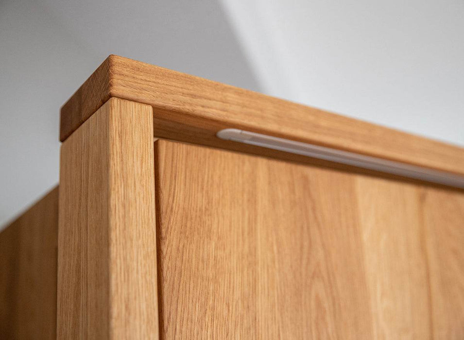 Moderner Kleiderschrank aus massiver Eiche | Beleuchteter Schrank Ravello 4 mit Glastür -