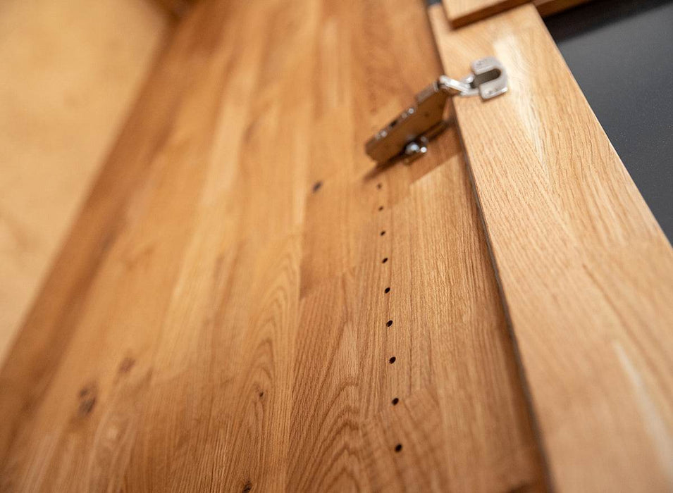 Moderner Kleiderschrank aus massiver Eiche | Beleuchteter Schrank Ravello 4 mit Glastür -