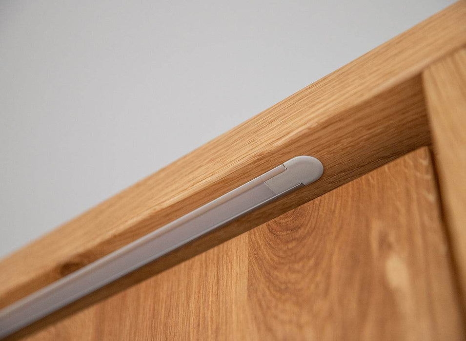 Moderner Kleiderschrank aus massiver Eiche | Beleuchteter Schrank Ravello 4 mit Glastür -