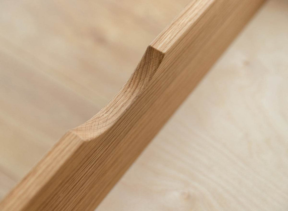 Minimalistisches Regal aus geölter Wildeiche | Skandi Bücherschrank Simona mit zwei Schubladen -