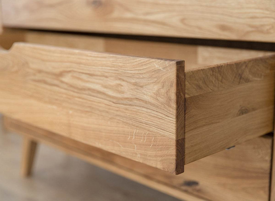 Minimalistisches Regal aus geölter Wildeiche | Skandi Bücherschrank Simona mit zwei Schubladen -