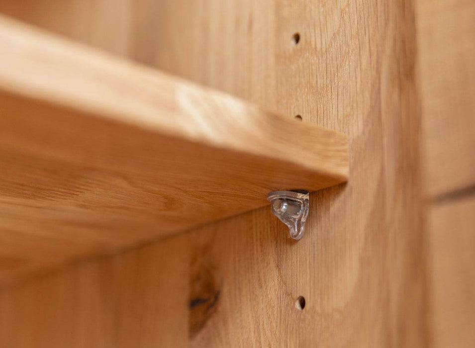 Beleuchtete Standvitrine aus massiver Eiche mit Lamellen | Wohnzimmerschrank Tirano II mit Rückwand in grober Holzstruktur -