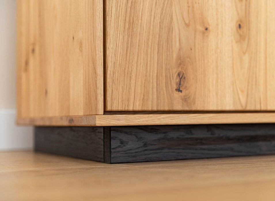 Beleuchtete Standvitrine aus massiver Eiche mit Hirnholz | Vitrine Tirano III mit Rückwand in grober Holzstruktur -