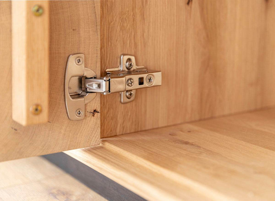 Beleuchtete Standvitrine aus massiver Eiche mit Lamellen | Wohnzimmerschrank Tirano II mit Rückwand in grober Holzstruktur -