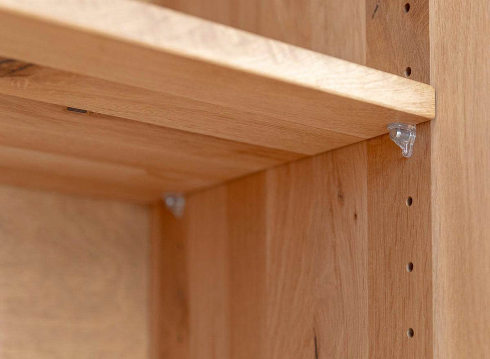 Beleuchtete Hängevitrine aus massiver Eiche | Vitrine Tirano I mit Rückwand in grober Holzstruktur -