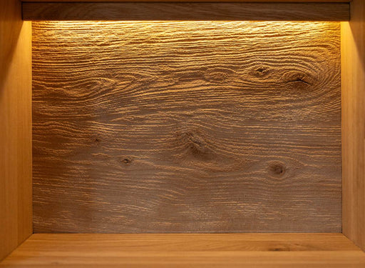 Beleuchtete Standvitrine aus massiver Eiche | Wohnzimmerschrank Tirano I mit Rückwand in grober Holzstruktur -