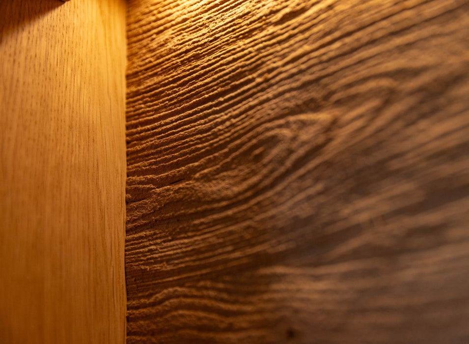 Beleuchtete Standvitrine aus massiver Eiche mit Lamellen | Wohnzimmerschrank Tirano II mit Rückwand in grober Holzstruktur -