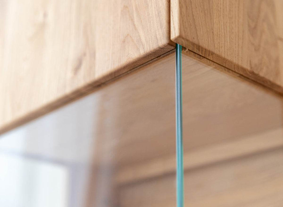 Beleuchtete Standvitrine aus massiver Eiche mit Hirnholz | Vitrine Tirano III mit Rückwand in grober Holzstruktur -