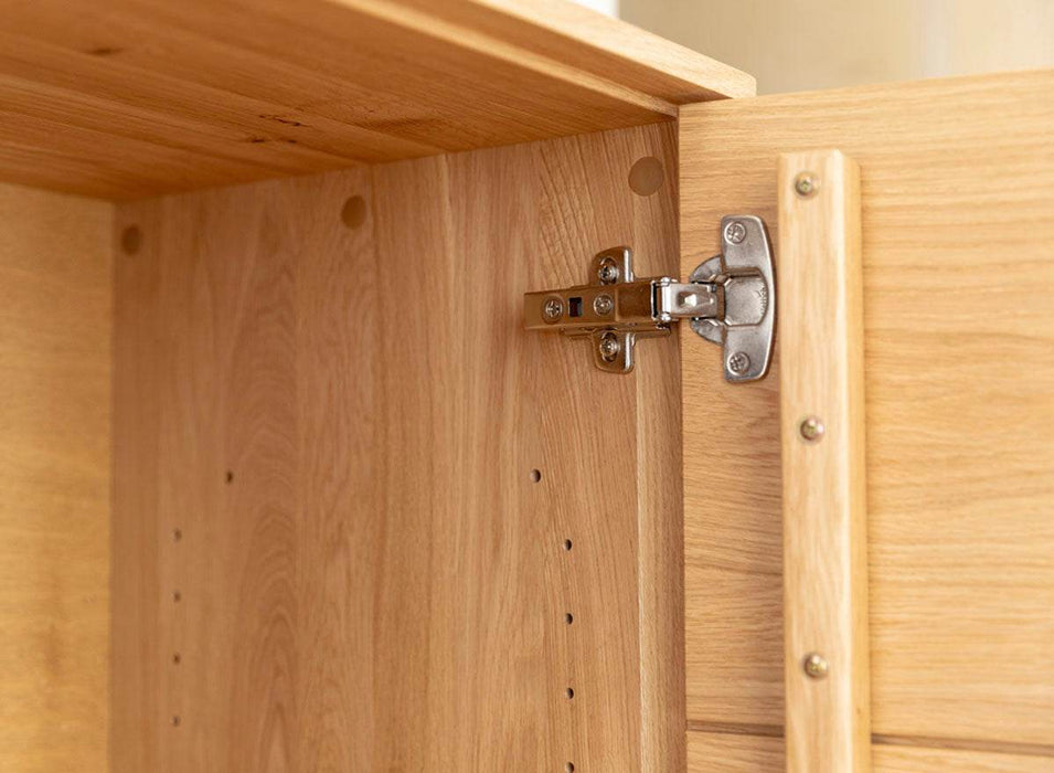 Beleuchtete Standvitrine aus massiver Eiche mit Lamellen | Wohnzimmerschrank Tirano II mit Rückwand in grober Holzstruktur -