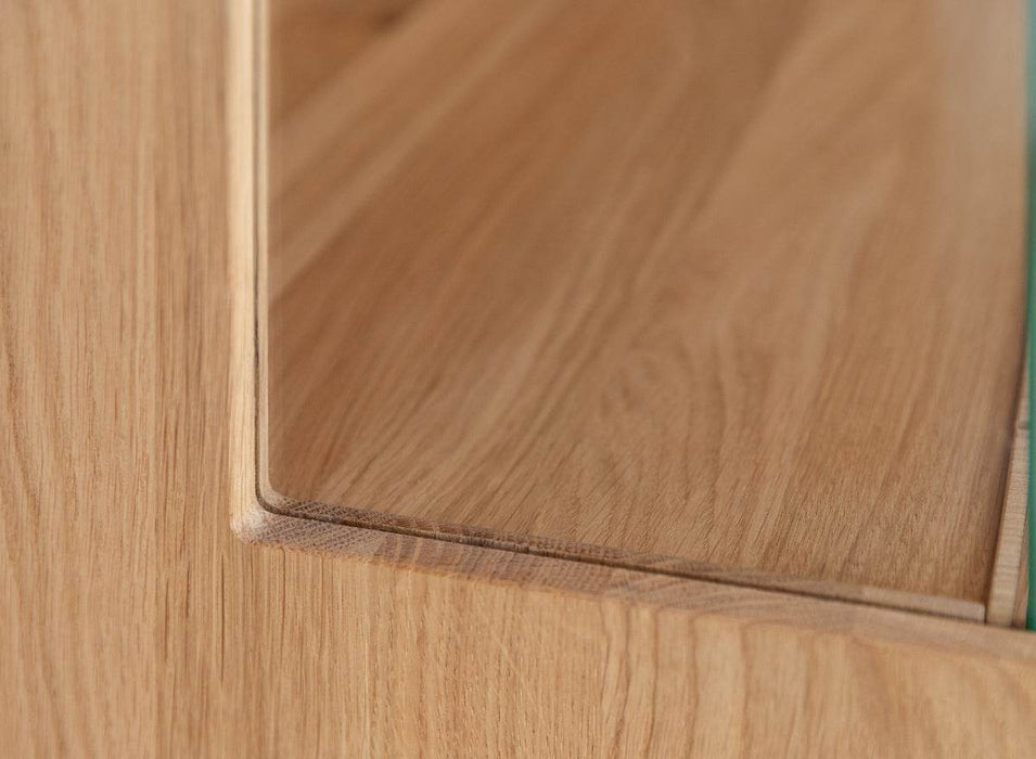 Beleuchtete Standvitrine aus massiver Eiche mit Lamellen | Wohnzimmerschrank Tirano II mit Rückwand in grober Holzstruktur -