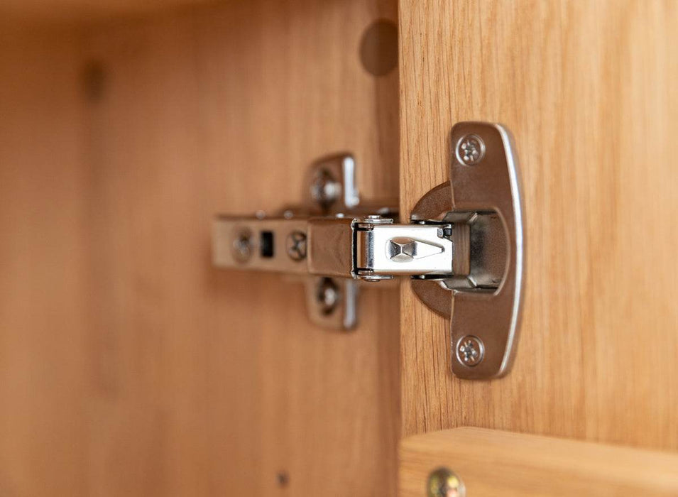 Beleuchtete Standvitrine aus massiver Eiche mit Hirnholz | Vitrine Tirano III mit Rückwand in grober Holzstruktur -