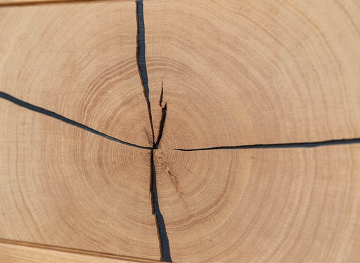 Beleuchtete Hängekommode aus massiver Eiche und Glas | TV-Board Tirano IV mit Schaukasten und grober Holzstruktur -