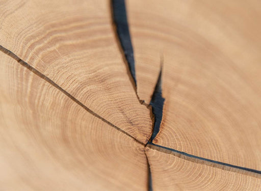 Beleuchtete Standvitrine aus massiver Eiche und Glas | Wohnzimmerschrank Tirano IV mit Rückwand in grober Holzstruktur -