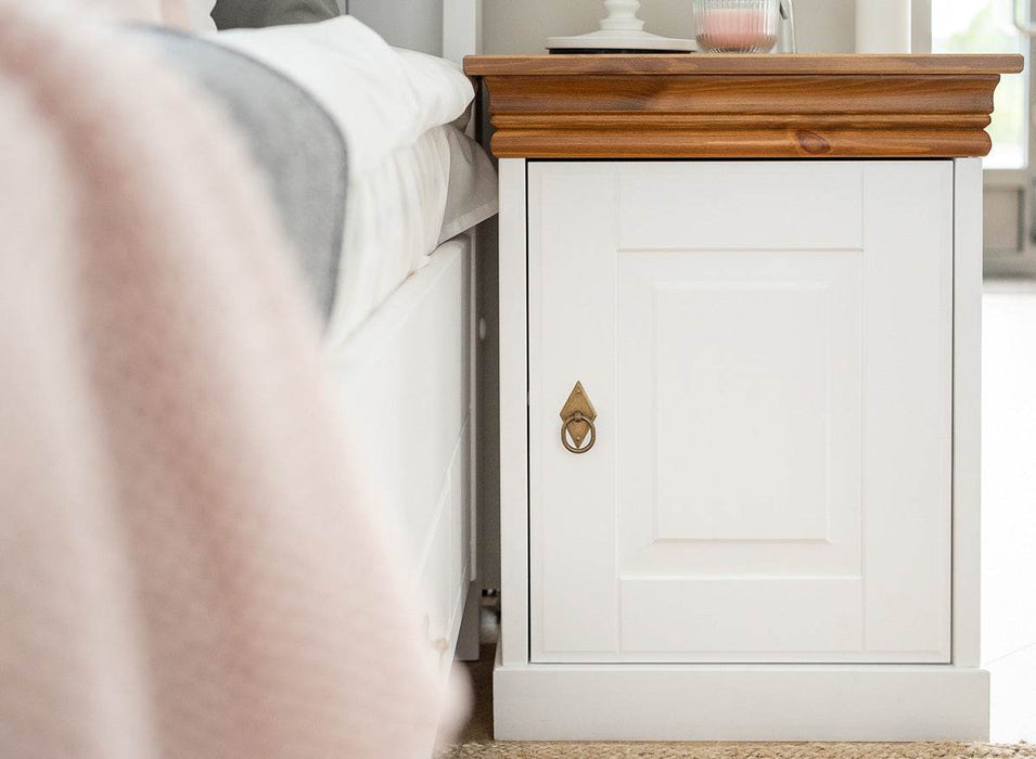 Landhaus Nachttisch Toskania aus Massivholz in weiß gebeizt -