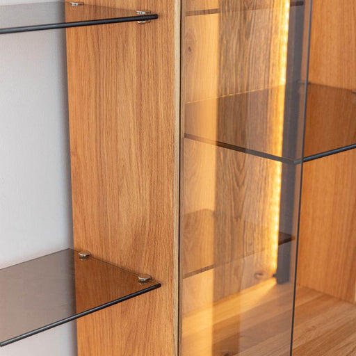 Beleuchteter Hängeschrank Collodi aus massiver Eiche mit Rückwand in grober Holzstruktur -