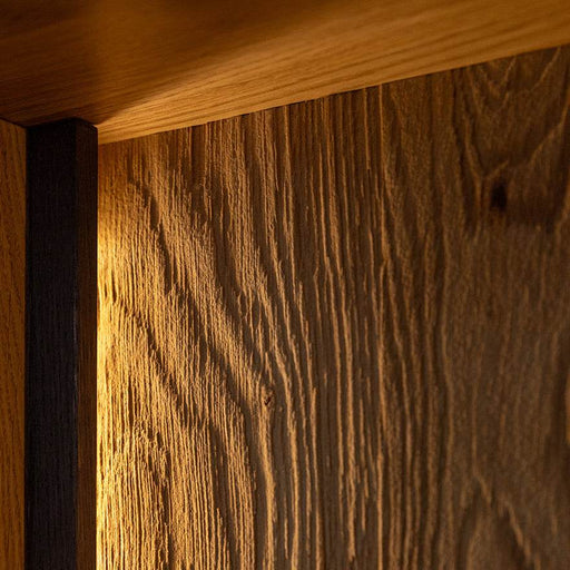 Beleuchtetes Sideboard Collodi aus massiver Eiche mit Rückwand in grober Holzstruktur -