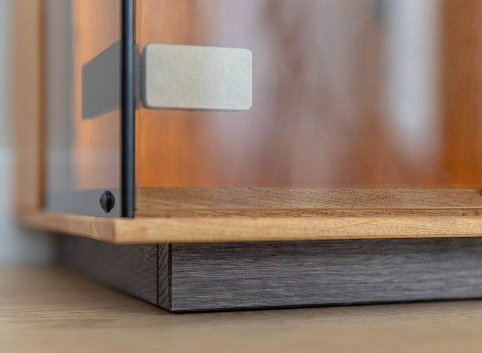 Beleuchtetes Sideboard Collodi aus massiver Eiche mit Rückwand in grober Holzstruktur -