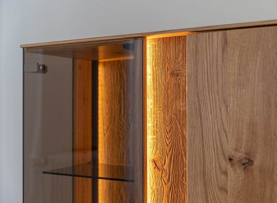 Beleuchtetes Sideboard Collodi aus massiver Eiche mit Rückwand in grober Holzstruktur -
