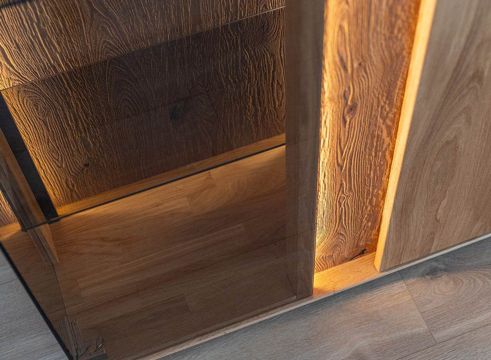 Beleuchtetes Sideboard Collodi aus massiver Eiche mit Rückwand in grober Holzstruktur -