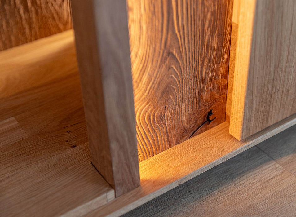 Beleuchtetes Sideboard Collodi aus massiver Eiche mit Rückwand in grober Holzstruktur -