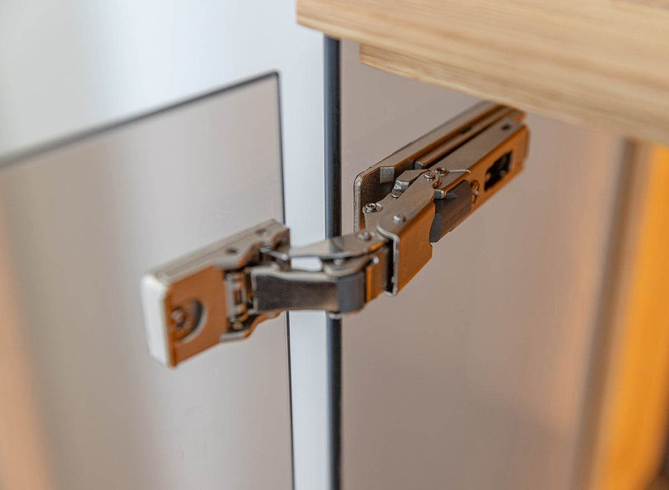 Beleuchtetes Sideboard Collodi aus massiver Eiche mit Rückwand in grober Holzstruktur -