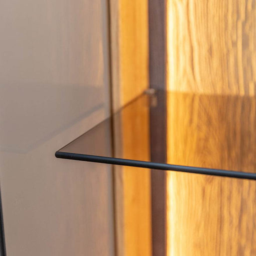 Beleuchtetes Sideboard Collodi aus massiver Eiche mit Rückwand in grober Holzstruktur -