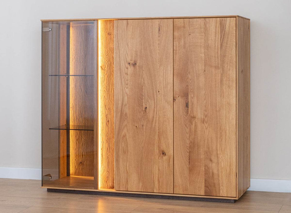 Beleuchtetes Sideboard Collodi aus massiver Eiche mit Rückwand in grober Holzstruktur -