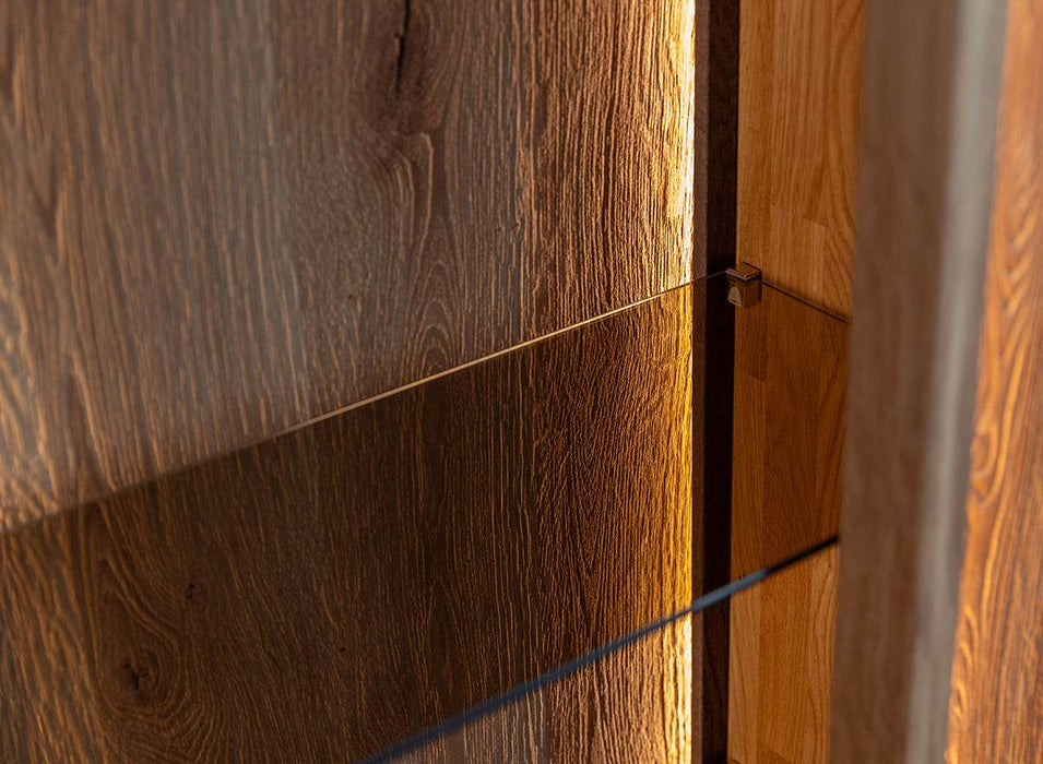 Beleuchtetes Sideboard Collodi aus massiver Eiche mit Rückwand in grober Holzstruktur -
