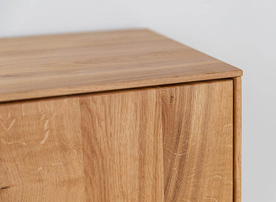 Beleuchtetes Sideboard Collodi aus massiver Eiche mit Rückwand in grober Holzstruktur -