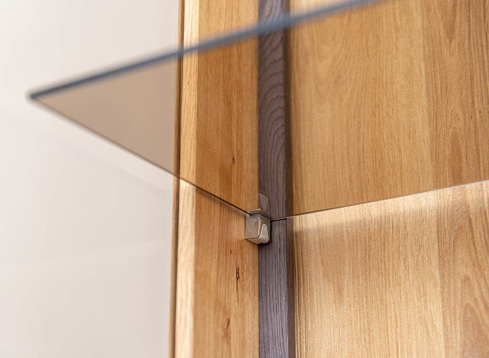 Beleuchtetes Sideboard Collodi aus massiver Eiche mit Rückwand in grober Holzstruktur -