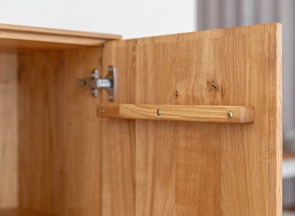 Beleuchtetes Sideboard Collodi aus massiver Eiche mit Rückwand in grober Holzstruktur -