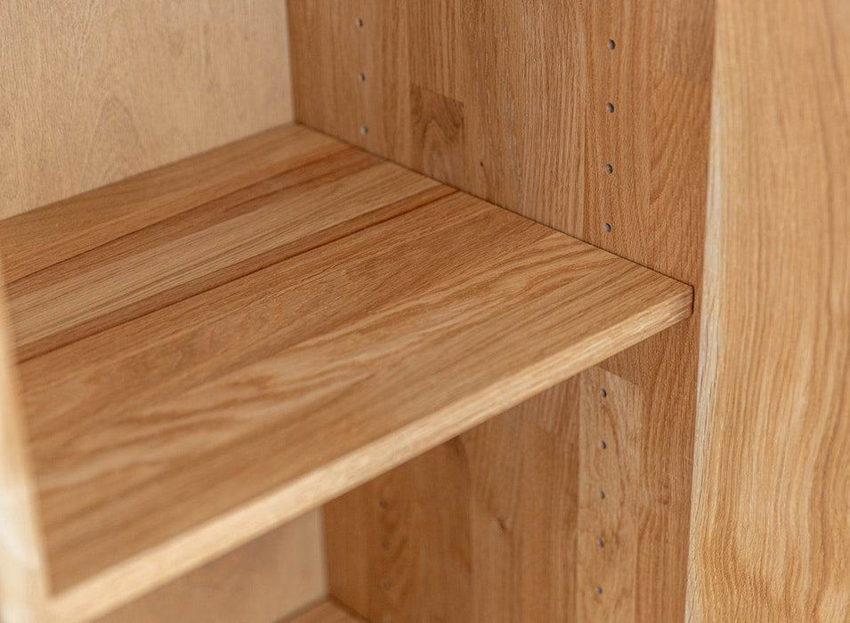 Beleuchtetes Sideboard Collodi aus massiver Eiche mit Rückwand in grober Holzstruktur -