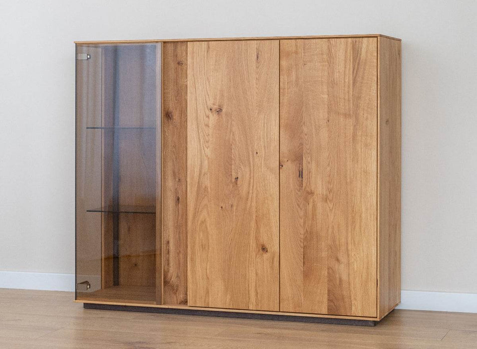 Beleuchtetes Sideboard Collodi aus massiver Eiche mit Rückwand in grober Holzstruktur -