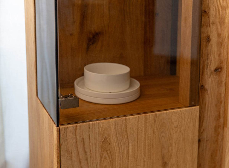 Beleuchtetes Sideboard Collodi aus massiver Eiche mit Rückwand in grober Holzstruktur -