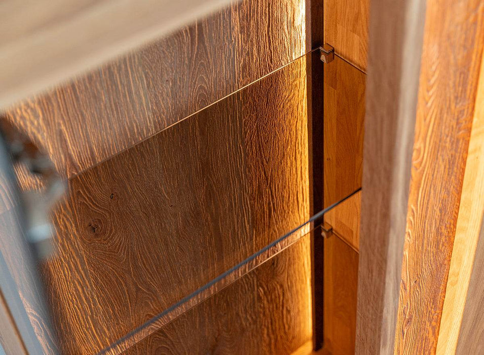 Beleuchtetes Sideboard Collodi aus massiver Eiche mit Rückwand in grober Holzstruktur -