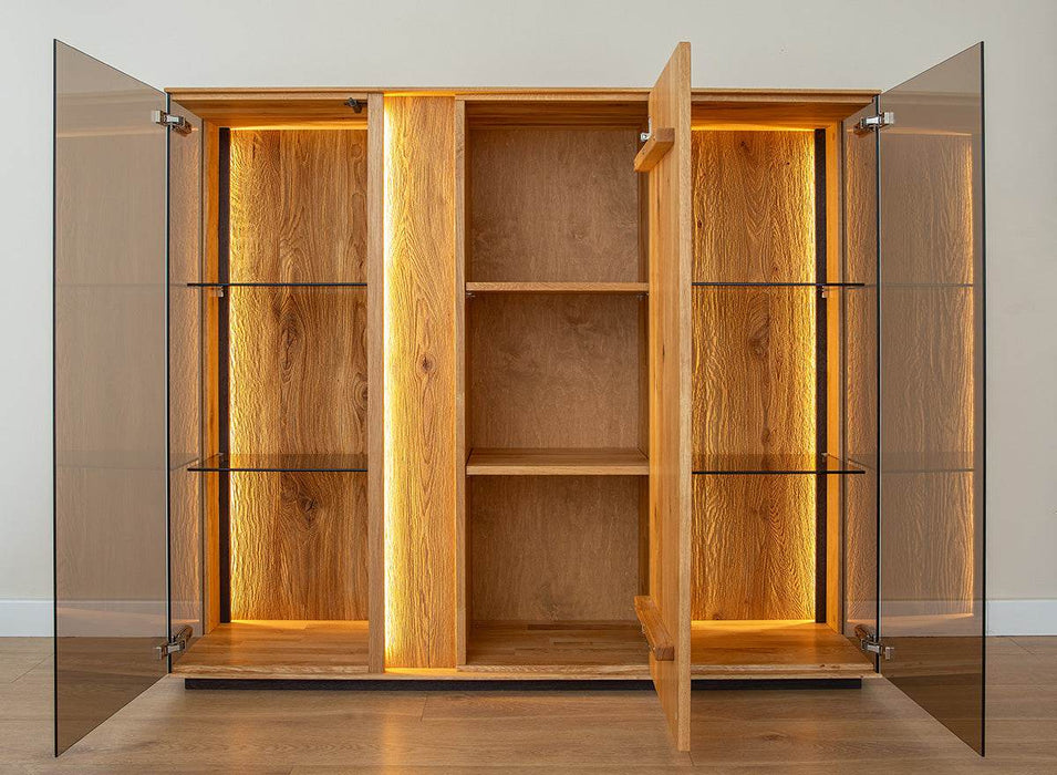 Beleuchtete Vitrinen Kommode Collodi aus massiver Eiche mit Rückwand in grober Holzstruktur -