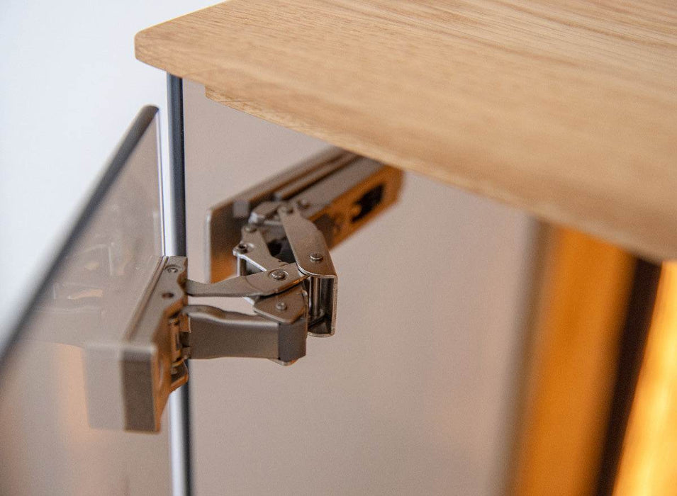 Beleuchtete Vitrinen Kommode Collodi aus massiver Eiche mit Rückwand in grober Holzstruktur -