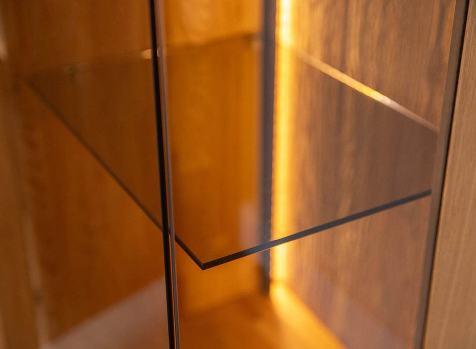 Beleuchtete Vitrinen Kommode Collodi aus massiver Eiche mit Rückwand in grober Holzstruktur -